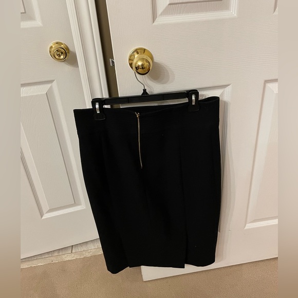 Black skirt with golden metal decoration on the belt - Picture 4 of 5